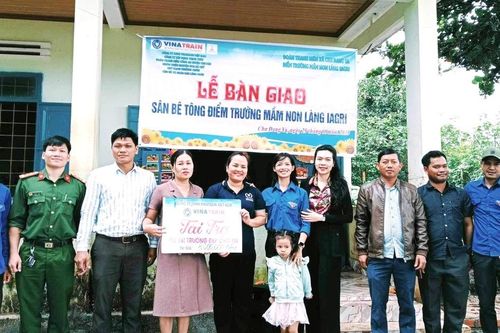 Tiếp sức đến trường cho học sinh nghèo huyện Chư Păh