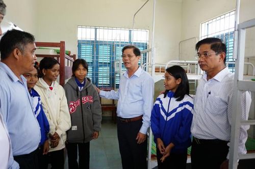 Chủ tịch UBND tỉnh Nguyễn Tấn Tuân kiểm tra công tác chuẩn bị năm học mới tại huyện Khánh Sơn