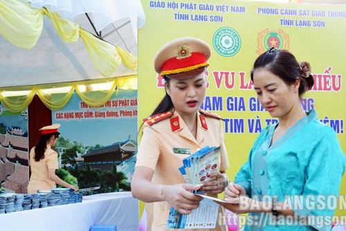 Phát gần 5.000 tờ rơi tuyên truyền về an toàn giao thông tại Đại lễ Vu lan