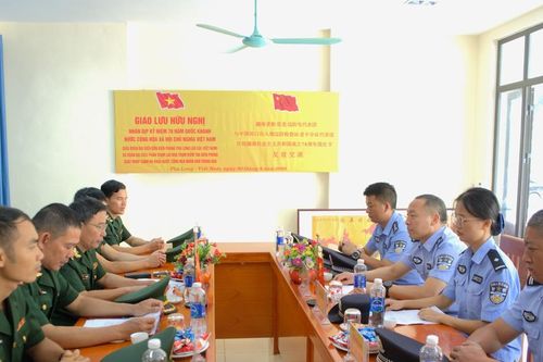 Giao lưu hữu nghị đồn - trạm tại biên giới Mường Khương