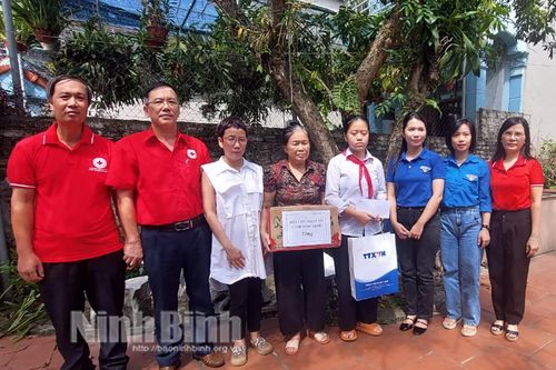 Hội Chữ thập đỏ tỉnh phối hợp tặng quà cho học sinh có hoàn cảnh đặc biệt khó khăn