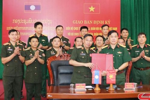 Giao ban định kỳ giữa Bộ CHQS tỉnh Sơn La với Bộ CHQS tỉnh Hủa Phăn