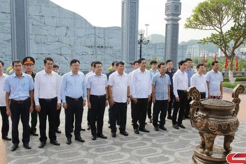 Dâng hương Đền thờ Bác Hồ và thăm Di tích quốc gia đặc biệt Nhà tù Sơn La