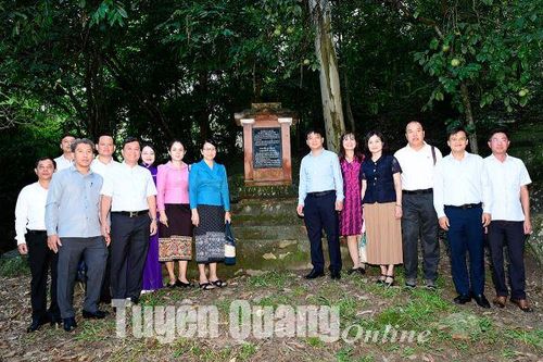Đoàn Học viện Chính trị Hành chính quốc gia Lào thăm Khu Di tích lịch sử cách mạng Lào