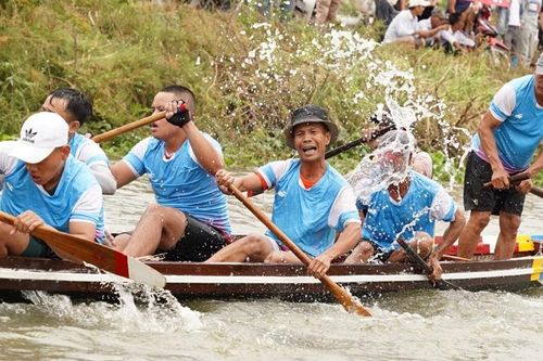 Sôi động giải đua ghe trên sông Như Ý