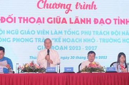 Phó Bí thư Thường trực Tỉnh ủy Phan Ngọc Thọ đối thoại với giáo viên làm Tổng phụ trách Đội