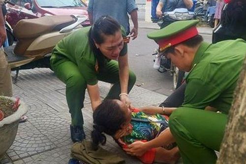 Nữ cảnh sát cơ động cứu người bị nạn trên đường