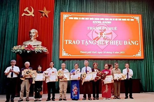 Trao tặng Huy hiệu Đảng nhân dịp Quốc Khánh 2/9