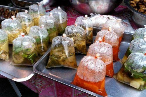 Ăn đồ ăn nóng đựng trong túi nilon là ăn cả chất độc