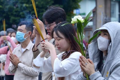 Người dân TP.HCM đi lễ chùa ngày rằm Vu lan
