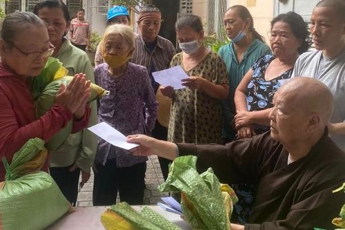 Chùa Phước Hải, Thanh Lâm, Đạo Nguyên trao quà, suất ăn chay đến người nghèo nhân mùa Vu lan