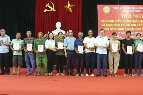 TP. Thanh Hóa trao giấy chứng nhận quyền sử dụng đất cho đồng bào nghèo sinh sống trên sông