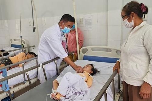 Cảnh sát dập lửa, cứu 4 em nhỏ mắc kẹt trong đám cháy