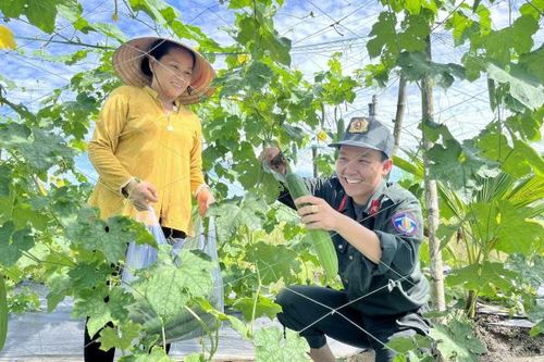 Hành quân dã ngoại, ấm áp tình quân dân