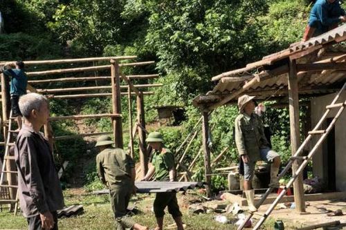 Công an xã giúp người dân khắc phục hậu quả bão lũ