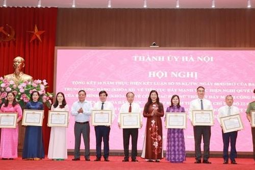 Lồng ghép các chỉ tiêu về bình đẳng giới trong quá trình xây dựng, phát triển kinh tế - xã hội
