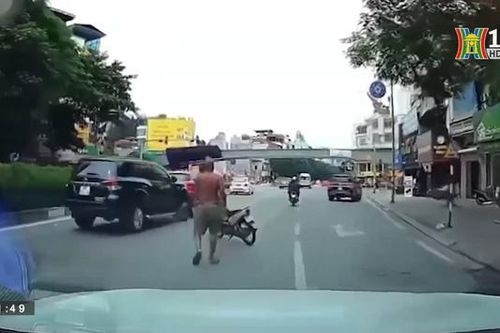 Bắt người phi dao vào ô tô đang chạy ở Long Biên