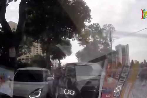 Hai xe ô tô liên tục chèn ép nhau giờ cao điểm