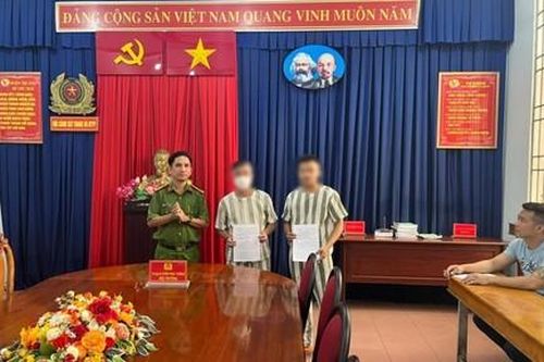 Công an Quận 12 trao quyết định giảm án tù và tha tù trước thời hạn cho 3 phạm nhân