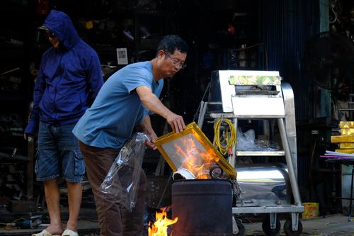 Khói vàng mã mù mịt khắp phố phường Hà Nội trong ngày Rằm tháng 7