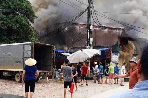 Cháy liên hoàn 3 nhà dân ở Hòa Bình, một cảnh sát bị ngạt khói