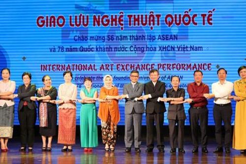 Giao lưu nghệ thuật tôn vinh sắc màu văn hóa các thành viên ASEAN