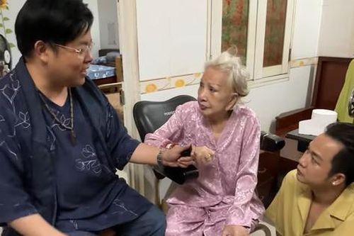 Quang Lê tới thăm, xót xa khi nghệ sĩ Hồng Nga ngày một già yếu, tóc bạc trắng, gầy sọp