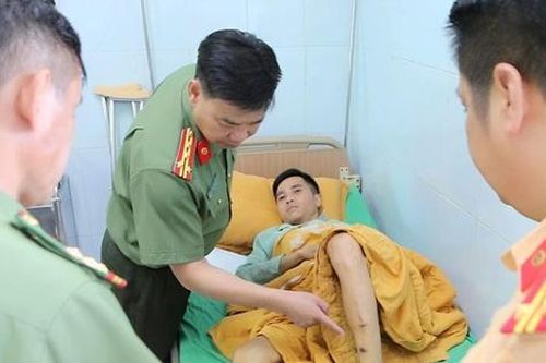 Thiếu niên đâm gãy chân CSGT khi bị yêu cầu dừng xe kiểm tra