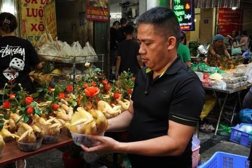 Gà ngậm hoa hồng cháy hàng tại 'chợ nhà giàu' trong ngày Rằm tháng 7