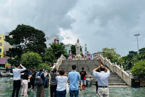 Người dân TPHCM đội mưa đi chùa dự đại lễ Vu lan