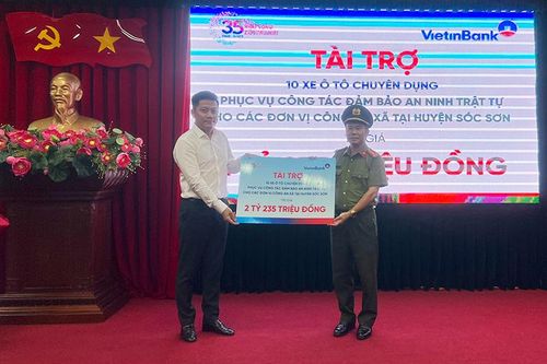 Công an huyện Sóc Sơn tiếp nhận 10 xe ô tô phục vụ công tác đảm bảo an ninh, trật tự