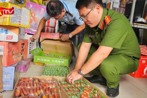 Cận cảnh bánh Trung thu và thực phẩm ăn liền không rõ nguồn gốc