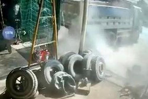Khoảnh khắc nổ lốp ôtô kinh hoàng khiến 2 người tử vong tại Ninh Bình