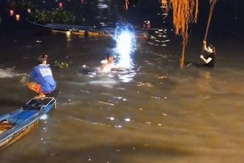 Xô xát vì cá phóng sinh bị chích điện