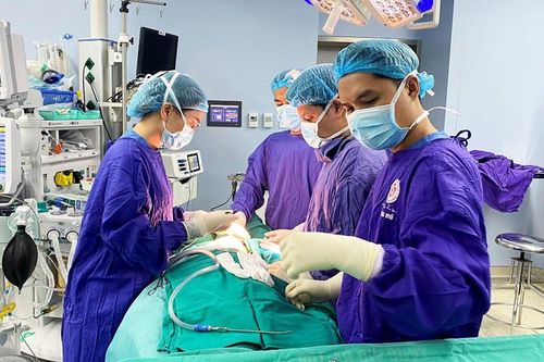 Lạm dụng filler trẻ hóa khuôn mặt, nữ bệnh nhân bị áp xe má