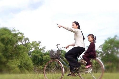 Huyền Trang ra mắt MV Quê ơi, đánh dấu 10 năm đăng quang Sao Mai