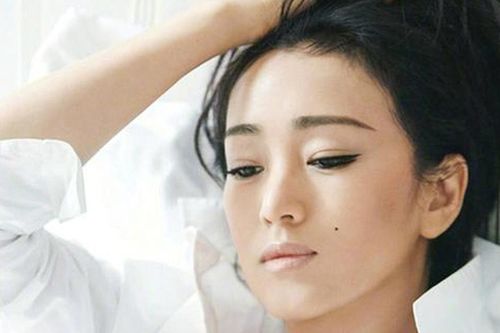 Loạt 'thuyết âm mưu' quanh con trai duy nhất bị khiếm thính của nữ minh tinh Củng Lợi