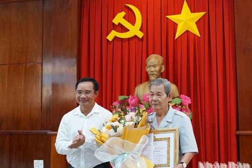 Long An trao Huy hiệu Đảng cho 345 đảng viên dịp 2/9