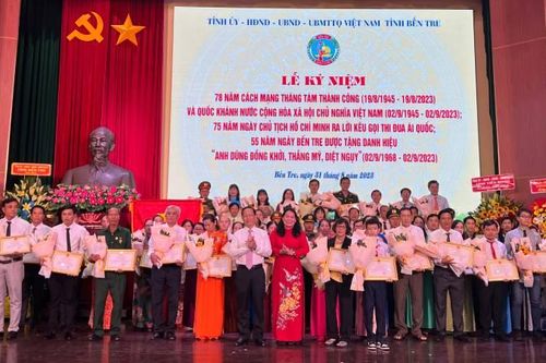 Bến Tre khen thưởng 76 tập thể, cá nhân tiêu biểu