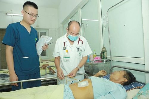 Sán lá gan chui ra từ ống dẫn lưu đường mật