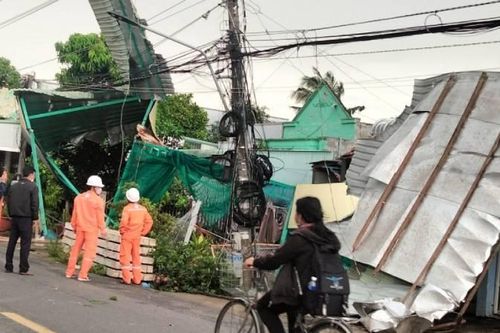Dông lốc làm sập, tốc mái 51 nhà dân ở An Giang