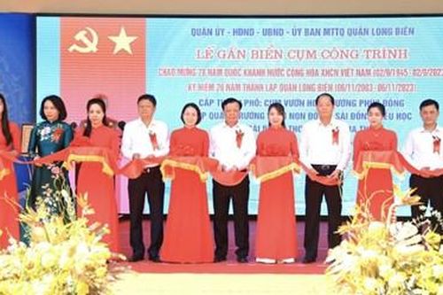 Bí thư Thành ủy Hà Nội Đinh Tiến Dũng dự Lễ gắn biển cụm công trình chào mừng 20 năm thành lập quận Long Biên