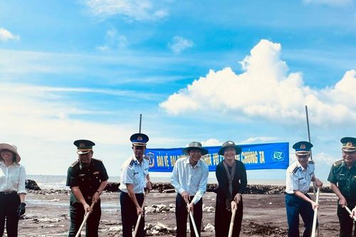 Chung tay làm sạch biển Cần Giờ