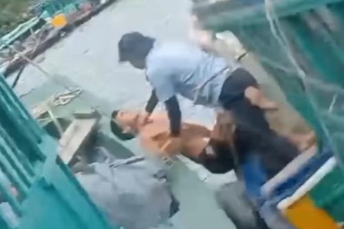 Cán bộ Ban Quản lý vịnh Hạ Long đánh ngư dân?