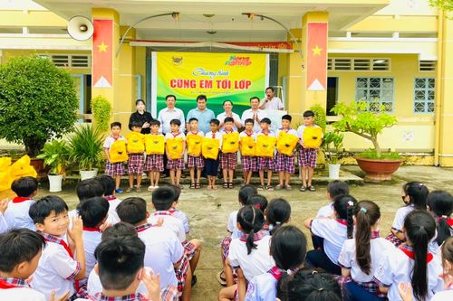 'Cùng em tới lớp' đến với học sinh nghèo vùng ĐBSCL