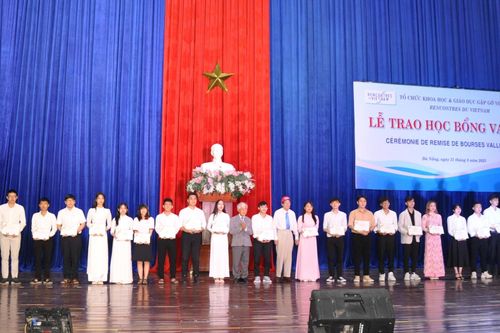 Trao 235 suất học bổng Vallet cho học sinh, sinh viên khu vực miền Trung