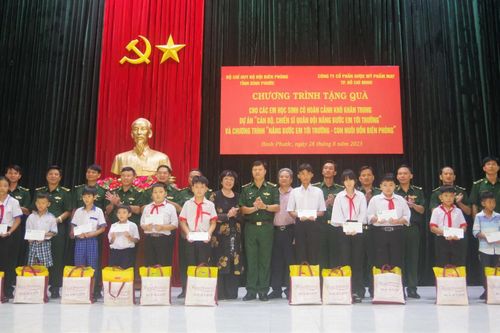 Nhiều phần quà ý nghĩa đến với học sinh khu vực biên giới nhân dịp đầu năm học mới