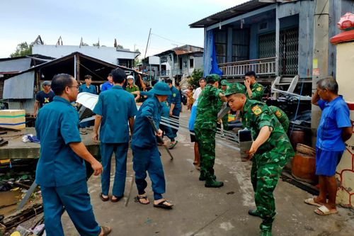 Giúp dân khắc phục hậu quả dông lốc