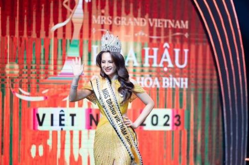 Đoàn Thị Thu Hằng đăng quang Hoa hậu Quý bà Hòa bình Việt Nam 2023