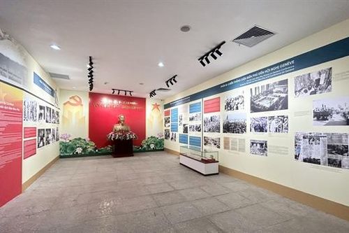 Triển lãm 'Chủ tịch Hồ Chí Minh với chiến dịch Điện Biên Phủ' vào dịp 2/9